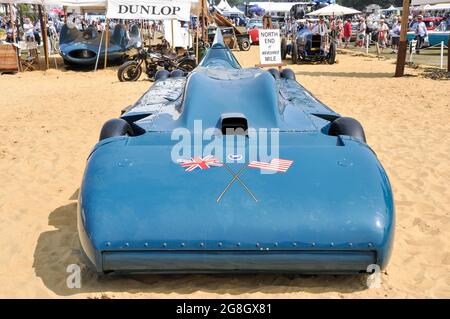 Bluebird V di Sir Malcolm Campbell, che ha infranto il record di velocità terrestre nel 1935 in esposizione al Goodwood Festival of Speed Event, UK, con Bluebird CN7 Foto Stock