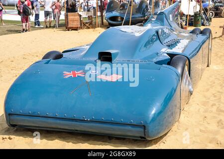 Bluebird V di Sir Malcolm Campbell, che ha infranto il record di velocità terrestre nel 1935 in esposizione al Goodwood Festival of Speed Event, UK, con Bluebird CN7 Foto Stock