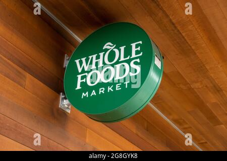 Kirkland, WA USA - circa luglio 2021: Vista esterna di un cartello Whole Foods Supermarket sul lago Totem. Foto Stock