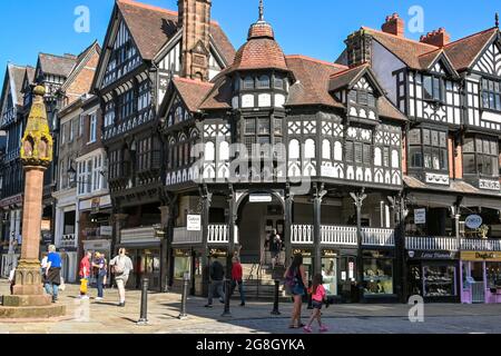 Chester, Inghilterra - Luglio 2021: Persone che camminano oltre l'architettura in bianco e nero degli edifici sulle file nel centro della città. Foto Stock