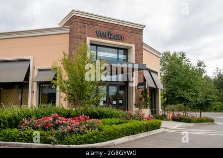 Kirkland, WA USA - circa luglio 2021: Vista di strada di un negozio di telefoni cellulari Verizon Wireless in un centro commerciale strip Foto Stock