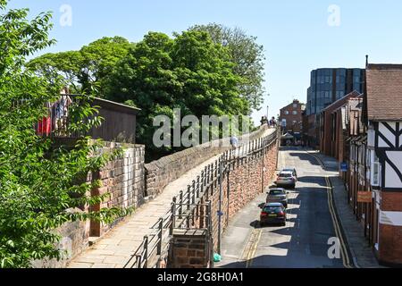 Chester, Inghilterra - Luglio 2021: Sezione rialzata della passeggiata intorno al vecchio muro della città. Foto Stock
