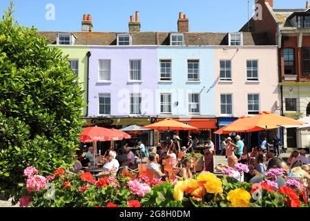 Caffè sulla colorata Parade sul lungomare di Margate, a est di Kent, Inghilterra sud-orientale, Regno Unito Foto Stock