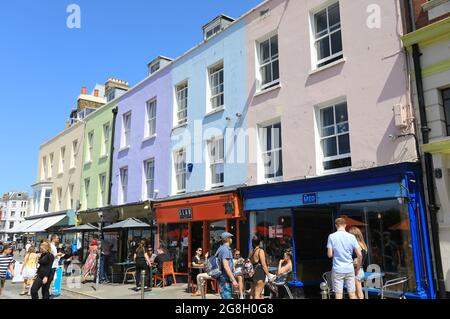 Caffè sulla colorata Parade sul lungomare di Margate, a est di Kent, Inghilterra sud-orientale, Regno Unito Foto Stock