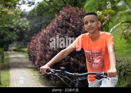 bicicletta da corsa per ragazzo latino Foto Stock