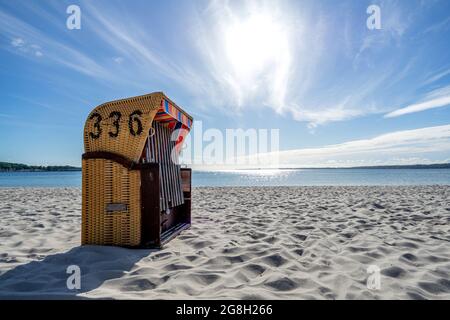 Tradizionale sedia da spiaggia Strandkorb presso la spiaggia del Mar Baltico Foto Stock