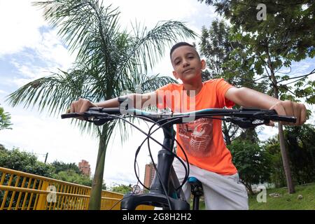 bicicletta da corsa per ragazzo latino Foto Stock