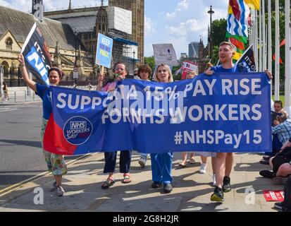 Londra, Regno Unito. 20 luglio 2021. I manifestanti hanno marzo e hanno un banner che chiede un aumento salariale del 15% per i lavoratori del NHS durante la manifestazione in Piazza del Parlamento.membri dell'Unione, lavoratori del NHS (Servizio sanitario Nazionale) e sostenitori si sono riuniti a Westminster per chiedere un aumento salariale del 15% per tutti i lavoratori del NHS, in seguito all'aumento dell'1% proposto dal governo, E marciò verso 10 Downing Street per consegnare la loro petizione. (Foto di Vuk Valcic/SOPA Images/Sipa USA) Credit: Sipa USA/Alamy Live News Foto Stock