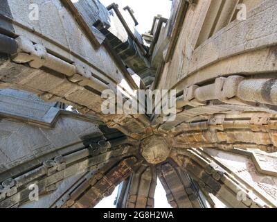 Vista che guarda in alto nella pietra ornata della guglia della corona in cima al monumento a Wallace, che commemora la battaglia di Stirling Bridge. Foto Stock