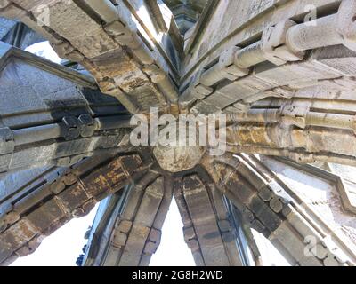 Vista che guarda in alto nella pietra ornata della guglia della corona in cima al monumento a Wallace, che commemora la battaglia di Stirling Bridge. Foto Stock