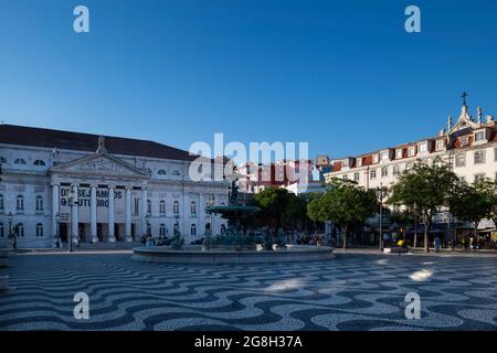 Lisbona, Portogallo - 16 luglio 2021: Veduta di Piazza Rossio (Praca do Rossio), nel centro della città di Lisbona, Portogallo. Foto Stock