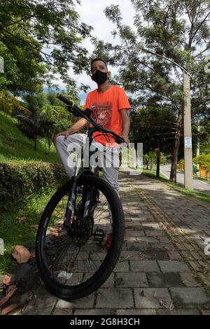 bicicletta da corsa per ragazzo latino Foto Stock