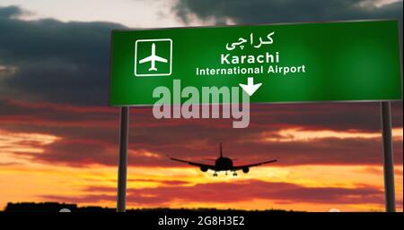 Atterraggio di silhouette di aeroplano a Karachi, Pakistan. Arrivo in città con cartello con la direzione dell'aeroporto e tramonto sullo sfondo. Viaggio e trasporto conc Foto Stock