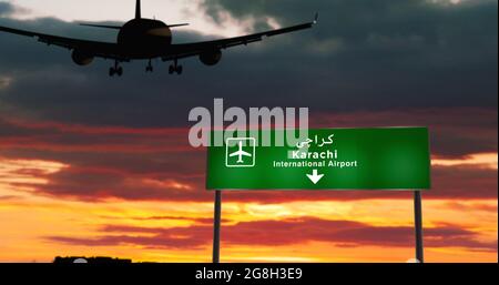 Atterraggio di silhouette di aeroplano a Karachi, Pakistan. Arrivo in città con cartello con la direzione dell'aeroporto e tramonto sullo sfondo. Viaggio e trasporto conc Foto Stock