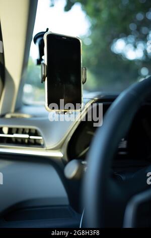 Telefono montato sul parabrezza di un'auto nel campo visivo del conducente Foto Stock