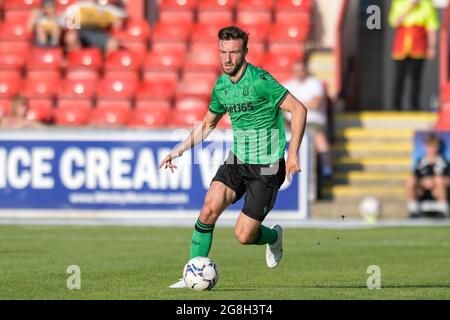 Crewe, Regno Unito. 20 luglio 2021. Morgan Fox numero 3 di Stoke City corre in avanti con la palla a Crewe, Regno Unito il 7/20/2021. (Foto di Simon Whitehead/News Images/Sipa USA) Credit: Sipa USA/Alamy Live News Foto Stock