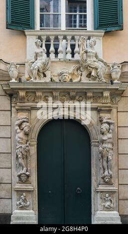 Ingresso di Palazzo Lercari Spinola (XVI sec.), antico palazzo in Via degli Orefici nel centro storico di Genova, Liguria, Italia Foto Stock