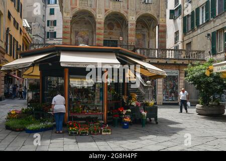 Chiosco fiorito in Piazza banchi di fronte alla Chiesa di San Pietro in banchi nel centro storico di Genova, Liguria, Italia Foto Stock