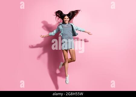 Foto a lunghezza intera di adorabile ragazza giovane vestito giacca blu salto alto isolato rosa colore sfondo Foto Stock