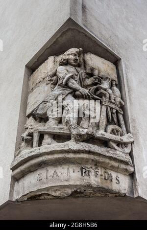 Antica scultura in pietra sull'angolo di strada parigino raffigurante una ruota di vasaio e vasaio - Parigi, Francia. Foto Stock