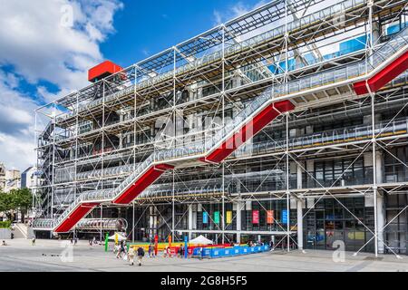 Passerella all'esterno della galleria d'arte moderna Centre Pompidou, progettata da Richard Rodgers - Beaubourg, Parigi, Francia. Foto Stock