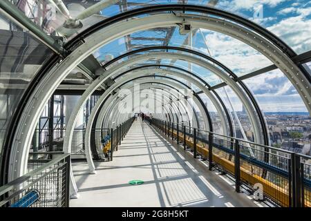 Passerella all'esterno della galleria d'arte moderna Centre Pompidou, progettata da Richard Rodgers - Beaubourg, Parigi, Francia. Foto Stock