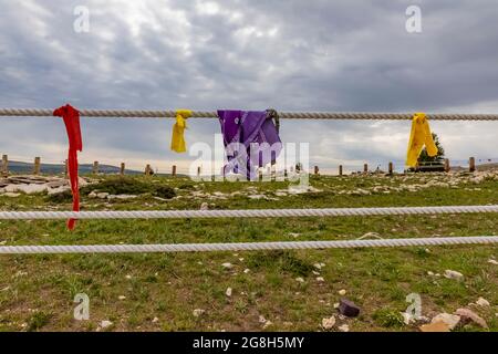 Offerta di preghiera di stoffa colorata lasciata dai nativi americani alla ruota sacra della Medicina, Bighorn National Forest nelle Bighorn Mountains, Wyoming, Stati Uniti Foto Stock