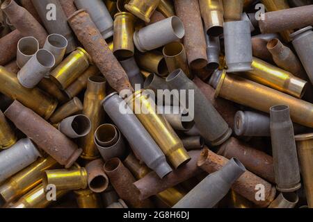 Pila di vecchie munizioni Bullet shell sfondo. Foto Stock