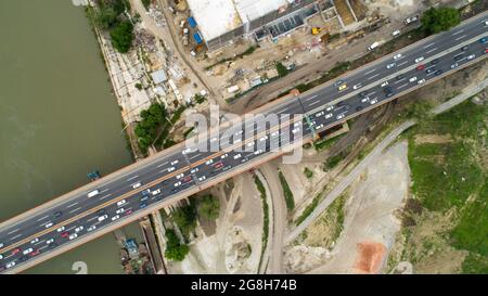 Ponte dell'autostrada in cima al fiume 01 cantiere di costruzione. Drone aereo girato a Belgrado, Serbia- Foto Stock