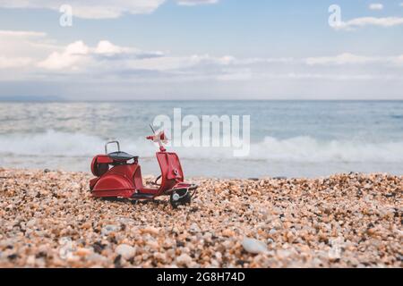 Moto in miniatura d'epoca su sfondo estivo. Vacanza, viaggio, viaggio, fine settimana, concetto di vacanza. Foto Stock