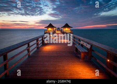 Crepuscolo sul Golfo del Messico presso il Molo di Napoli lungo la costa del Golfo della Florida, Naples, Florida, Stati Uniti d'America Foto Stock