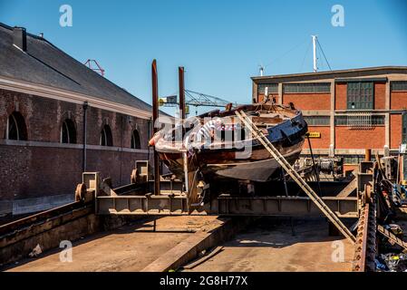 Den Helder, Paesi Bassi. 8 luglio 2021. Storico flatboat sullo scivolo presso il cantiere navale Willemsoord di Den Helder. Foto di alta qualità Foto Stock