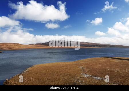 Vista panoramica di Loch Leathen vicino al famoso marchio di terra Old Man of Storr nell'Isola di Skye, Scozia - Regno Unito. Foto Stock