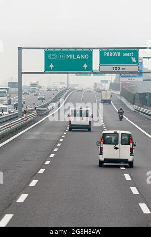 Segnaletica stradale Milano-Padova in Italia Foto Stock