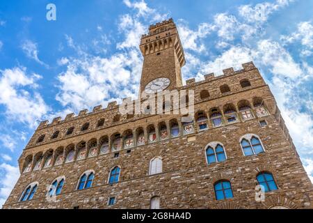 La facciata di Palazzo Vecchio, con la Torre di Arnolfo detta anche 'la Martinella, e stemma, centro di Firenze, Toscana, Italia. façade Foto Stock