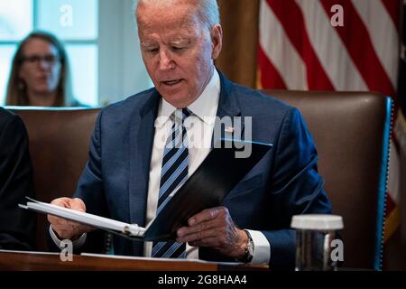 Washington, DC, Stati Uniti. 20 luglio 2021. Il presidente degli Stati Uniti Joe Biden esamina le sue note durante una riunione del gabinetto alla Casa Bianca a Washington, DC, Stati Uniti, martedì 20 luglio, 2021. I funzionari amministrativi di Biden dicono di aver iniziato a vedere segni di sollievo per la carenza globale di forniture di semiconduttori, tra cui l'impegno dei produttori di realizzare più chip di qualità per le aziende automobilistiche. Credit: Al Drago/Pool via CNP/dpa/Alamy Live News Foto Stock