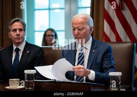 Washington, DC, Stati Uniti. 20 luglio 2021. Il presidente degli Stati Uniti Joe Biden esamina le sue note come segretario di Stato americano Antony Blinken, ascolta durante un incontro del gabinetto alla Casa Bianca a Washington, DC, Stati Uniti, martedì 20 luglio, 2021. I funzionari amministrativi di Biden dicono di aver iniziato a vedere segni di sollievo per la carenza globale di forniture di semiconduttori, tra cui l'impegno dei produttori di realizzare più chip di qualità per le aziende automobilistiche. Credit: Al Drago/Pool via CNP/dpa/Alamy Live News Foto Stock