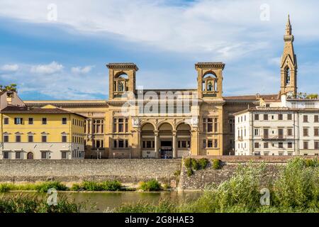 La Biblioteca Nazionale Centrale di Firenze, la più grande biblioteca nazionale pubblica d'Italia, vista dal Lungarno Serristori, Firenze, Toscana, Italia Foto Stock