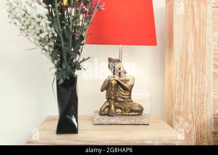 Statua Di Bronzo Buddha All'interno Del Design Della Moderna Casa Asiatica  Immagine Stock - Immagine di decorativo, semplice: 172065221