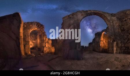 Arco di via lattea su costruzione antica, paesaggio notturno Foto Stock