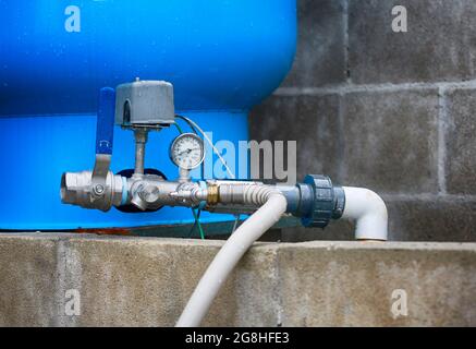 Acqua profonda ben allestita. Manometro dell'acqua e serbatoio di stoccaggio. Foto Stock