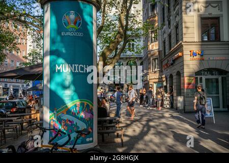 Auch wenn das erste EM-Spiel in der Münchner Allianz Arena erst am Dienstag stattfindet, ist die Münchner Innenstadt am 13. Juni 2021 optisch schon perfekt für die Europameisterschaft eingekleidet. (Foto di Alexander Pohl/Sipa USA) Credit: Sipa USA/Alamy Live News Foto Stock