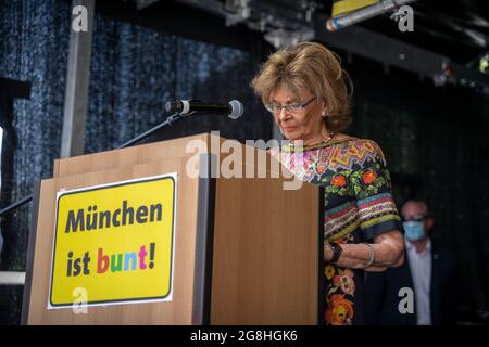 Charlotte Knoboch bei Kundgebung gegen Antisemitismo. Unter dem motto 'Gegen jeden Judenhass. Gemeinsam für Jüdisches Leben in München' fand am 18.06.2021 eine vom Verein 'ünchen ist bunt' organisierte Kundgebung in München statt. Unterstützt wurde das ganze von vielen Prominenten Münchens Oberbürgermeister Dieter Reiter, Kabarettist Christian Springer und Charlotte Knobloch, der Präsidentin der Israelischen Kultusgemeinde Münchens. (Foto di Alexander Pohl/Sipa USA) Credit: Sipa USA/Alamy Live News Foto Stock