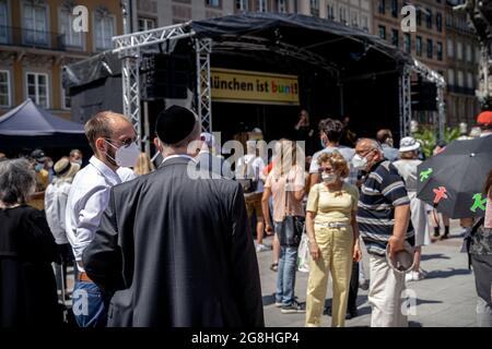 Unter dem motto 'Gegen jeden Judenhass. Gemeinsam für Jüdisches Leben in München' fand am 18.06.2021 eine vom Verein 'ünchen ist bunt' organisierte Kundgebung in München statt. Unterstützt wurde das ganze von vielen Prominenten Münchens Oberbürgermeister Dieter Reiter, Kabarettist Christian Springer und Charlotte Knobloch, der Präsidentin der Israelischen Kultusgemeinde Münchens. (Foto di Alexander Pohl/Sipa USA) Credit: Sipa USA/Alamy Live News Foto Stock