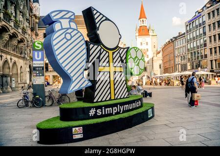 Auch wenn das erste EM-Spiel in der Münchner Allianz Arena erst am Dienstag stattfindet, ist die Münchner Innenstadt am 13. Juni 2021 optisch schon perfekt für die Europameisterschaft eingekleidet. (Foto di Alexander Pohl/Sipa USA) Credit: Sipa USA/Alamy Live News Foto Stock