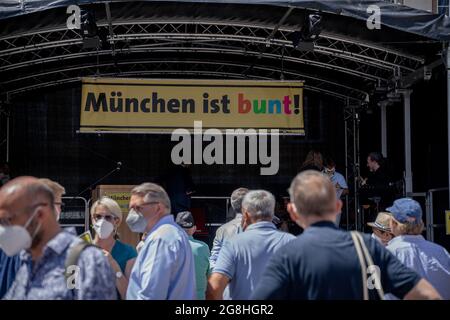 Unter dem motto 'Gegen jeden Judenhass. Gemeinsam für Jüdisches Leben in München' fand am 18.06.2021 eine vom Verein 'ünchen ist bunt' organisierte Kundgebung in München statt. Unterstützt wurde das ganze von vielen Prominenten Münchens Oberbürgermeister Dieter Reiter, Kabarettist Christian Springer und Charlotte Knobloch, der Präsidentin der Israelischen Kultusgemeinde Münchens. (Foto di Alexander Pohl/Sipa USA) Credit: Sipa USA/Alamy Live News Foto Stock