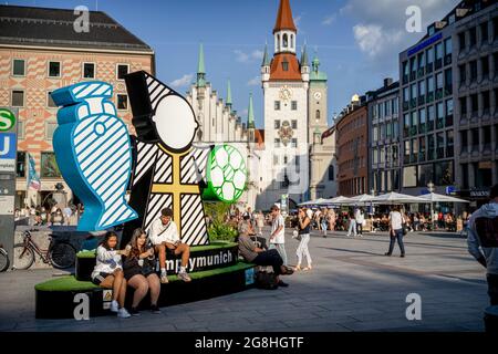 Auch wenn das erste EM-Spiel in der Münchner Allianz Arena erst am Dienstag stattfindet, ist die Münchner Innenstadt am 13. Juni 2021 optisch schon perfekt für die Europameisterschaft eingekleidet. (Foto di Alexander Pohl/Sipa USA) Credit: Sipa USA/Alamy Live News Foto Stock