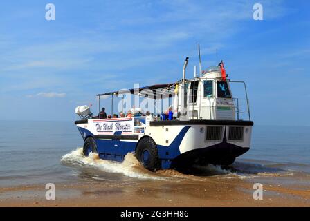 Il mostro di lavaggio, entrando in mare, inizio della crociera di mare, barca da diporto, artigianato, passeggeri, spiaggia di Hunstanton, Norfolk, Inghilterra, Regno Unito Foto Stock