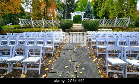 Colore foglia autunno con recinzione di colore bianco e pergola Foto Stock