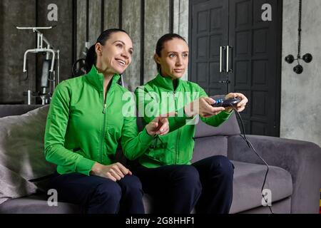 Due sorelle stanno giocando a videogiochi di cybersport con l'aiuto di una console. Foto Stock